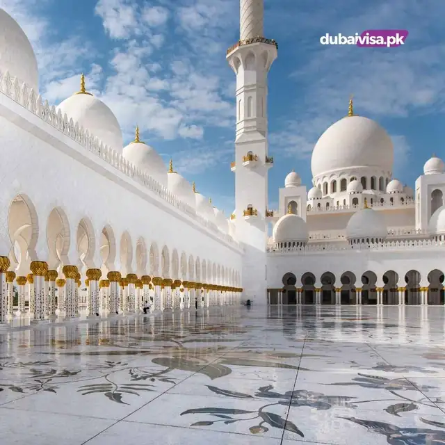 Courtyard, domes and minaret of the Sheikh Zayed Grand Mosque in Abu Dhabi
