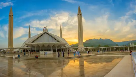 Faisal Mosque in Islamabad at sunset, with the Margalla Hills behind